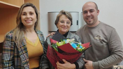 M�nica Rodr�guez, alcaldesa, y el edil Miguel �ngel P�rez, con Carmen Cund�ns, en el centro 