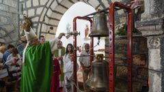 El obispo de Ourense, Leonardo Lemos, bendijo las nuevas campanas de Santa Mari�a do Monte
