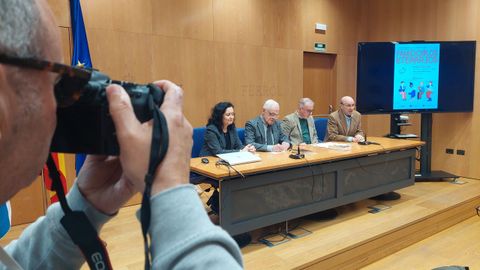 Ana Ares, V�ctor Freixanes, Isidoro Valerio e Jos� Antonio Ponte Far, na inauguraci�n dos Faladoiros Literarios.