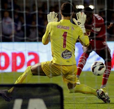 El meta celeste Sergio se dispone a efectuar una paradas ante un ataque del Sevilla.