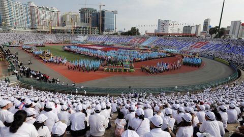 Una multitud participa en una ceremonia con motivo del 40 aniversario del fin del rgimen del Jemer Rojo en Phnom Penh (Camboya) 