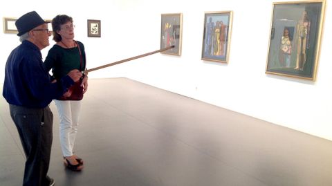 Mieres comenta algunas de las piezas cedidas por la Universidd de Oviedo