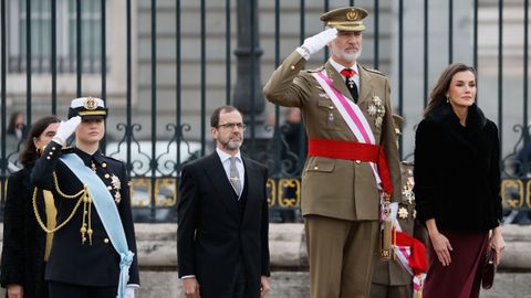 La princesa de Asturias, Leonor (i-d), el rey Felipe VI, la reina Letizia al inicio del acto castrense de la Pascua Militar este lunes en la Plaza de la Armería