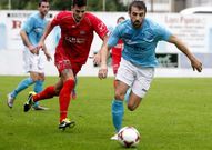 Felipe, autor del gol local, avanza perseguido por un rival.