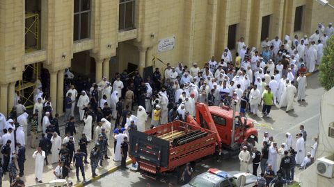 La accin terrorista se produjo durante la oracin del medioda. El templo estaba atestado de gente