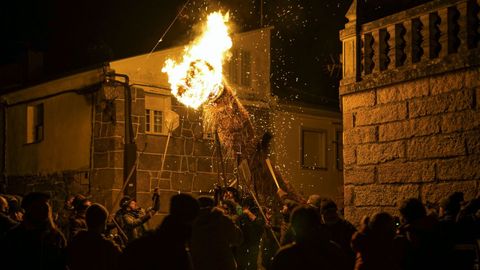 El fuego reina en la Noite dos Fach�s.