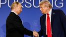 Vladimir Putin y Donald Trump se saludan durante la reuni�n que mantuvieron en agosto del 2025 en Alaska