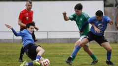 Un lance del Xove Lago-Oural, donde el �rbitro (al fondo observando la acci�n) activ� el protocolo contra la violencia en el f�tbol.