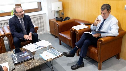 El alcalde de Malpica, Eduardo Parga Veiga, con el conselleiro de Educación, Román Rodríguez González,