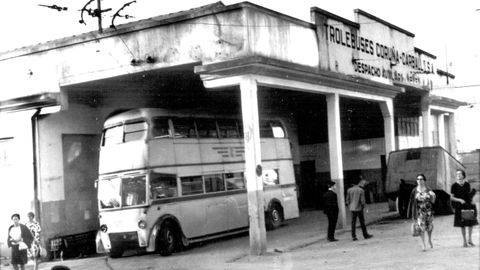 Trolebuses A Coruña -  Carballo na estación de Carballo nos anos 60