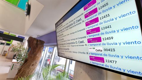 Pantalla donde alertan de la cancelaci&oacute;n de trenes en la estaci&oacute;n de Guixar, en Vigo
