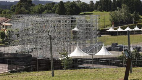 La compleja estructura de los escenarios del festival O Son do Cami�o est� ya muy avanzada
