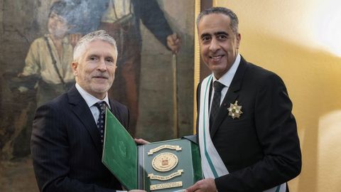 El ministro del Interior, Fernando Grande-Marlaska, entrega la cruz de la Guardia Civil a Abdelatif Hammouchi, en noviembre del 2025.