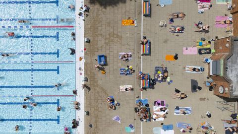 Imagen de una piscina en Londres durante la ola de calor del pasado verano
