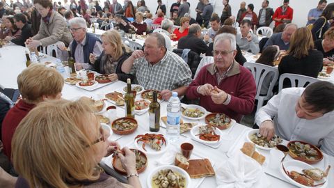 La comida se celebra en una carpa instalada en el muelle