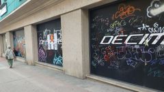 El joven fue sorprendido por la Polic�a Local cuando realizaba pintadas en este escaparate de la calle Cobi�n Roffignac de Pontevedra