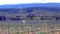 Una de las torres de ventilaci�n instaladas en los vi�edos para evitar da�os por las heladas, en una imagen cedida