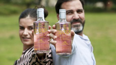 Marta Seoane y Santiago Luceron ceraron en Vilalba la ginebra Carpers