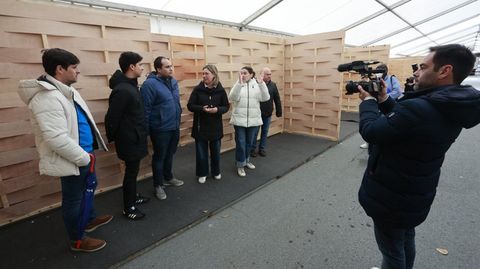 Responsables de la asociación de empresarios de Chantada y de la Diputación visitaron ayer la carpa en la que se celebrará la Feira de Oportunidades del comercio local