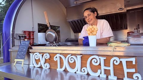 Cati Lorenzo, en la �food truck� de su empresa de gofrest crepes sin gluten Icy Dolche