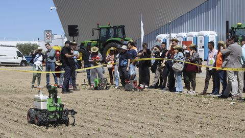 Participantes en la jornada observan el funcionamiento de uno de los desarrollos de John Deere
