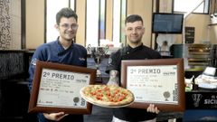 Francesco y Salvatore Palazzolo muestran la pizza de pistacho y premios del Rinc�n Siciliano.