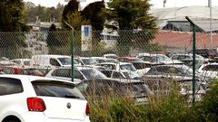 Un aparcamiento con varios coches en Vigo