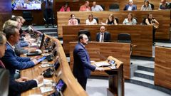 El presidente del Principado, Adrin Barbn (c), interviene en el debate sobre el estado de la regin que se inici este lunes en el parlamento asturiano, en Oviedo.