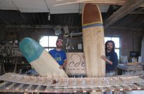 En primer t�rmino se ve el esqueleto de una de las tablas que elaboran en Cami�o do R�o. Pichi y Trigo posan con otras ya terminadas. 