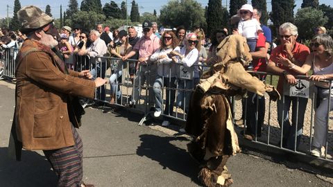 Los Mazcaritos de Oviedo, durante el desfile del festival de la M�scara Ib�rica de Belem