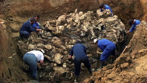 Investigadores del Tribunal Internacional  trabajan en la fosa com�n donde descubrieron los restos de m�s de cien cuerpos, en septiembre de 1996.