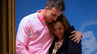 Iv�n Villar, con su madre, Lola, en la Cidade Deportiva Afouteza del Celta en el 2023.