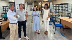 Un momento de la visita del conselleiro Jos� Gonz�lez (derecha) y del secretario t�cnico Joaqu�n Macho a la oficina de empleo de Monforte