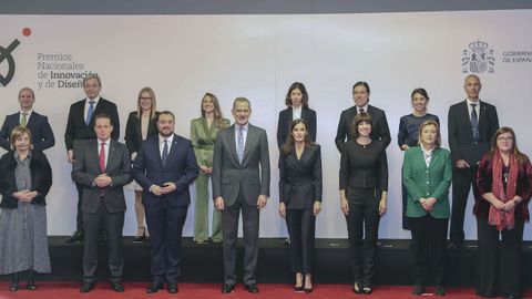 El rey Felipe VI (4i-fila abajo) y la reina Letizia (4d- fila abajo), junto a la ministra de Ciencia, Diana Morant (3d-fila abajo), el presidente del Principado, Adrin Barbn (3i- fila abajo), y los galardonados, posan durante una foto de familia tras la entrega de los Premios Nacionales de Innovacin y de Diseo 2022