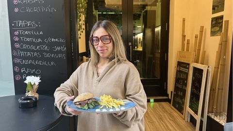 Luc�a Oliveiras, propietaria del bar Pica�a, en A Coru�a.