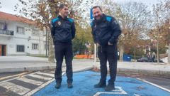 Iv�n Bugallo y Manuel �ngel Mart�nez charlan de forma desenfadada ante el Concello de Cambre. Ma�a�a acudir�n a A Estrada a recoger el premio que les otorga la Axempol