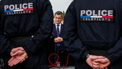 El ministro de Interior franc�s, Gerald Damanin, con agentes de la Polic�a�en Marsella.