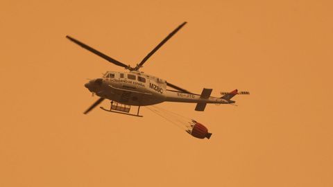 Un helicptero lucha contra el fuego en Degaa