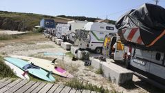 Imagen de archivo de autocaravanas y veh�culos camperizados estacionados en el acceso a la playa de Nemi�a, Mux�a.