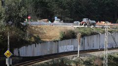 La v�a de tren, paralela a la N-642, cortada parcialmente en un acceso a Burela
