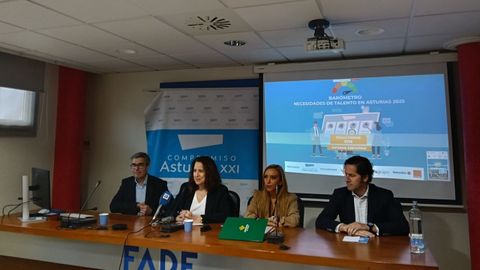 Roberto Rodr�guez, presidente de PFS Grupo, Reyes Ce�al, directora de Compromiso Asturias, Tamara Campa, directora de Gesti�n de Personas de Caja Rural de Asturias y Juan Acu�a, director de Telecable y M�sOrange.