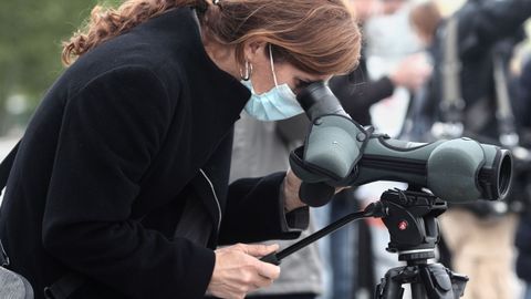 La candidata de Ms Madrid, Mnica Garca, observa por una cmara durante su visita de este mircoles a la zona renaturalizada del Manzanares