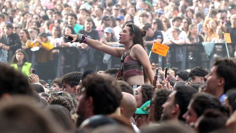 El público, que esperó desde primera hora de la tarde, durante la actuación de Amaia.