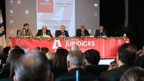 El anlisis de la relacin entre el derecho y la inteligencia artificial fue la temtica de la jornada inaugural.