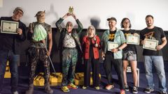 Lloyd Kaufman, con un trofeo en la mano, durante la inauguraci�n del festival