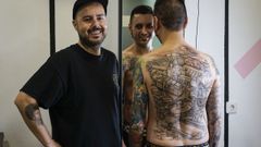 Abraham Caride, tatuador, y Daniel D�az, tatuado