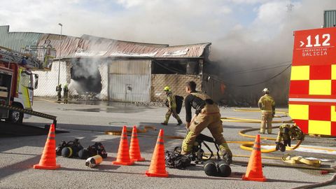 El incendio del cinco naves en el polgono industrial de As Lagoas, en septiembre, motiv crticas sobre los medios disponibles para la prestacin del servicio.