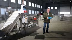 Jos� Luis Villanueva en la nave de la discordia, situada en O Ramal y sin actividad en plena campa�a navide�a.