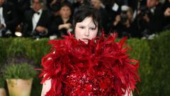 Dunham posa en la alfombra roja de la Gala del Met en mayo.