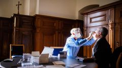 Un m�dico le hace la prueba del coronavirus al obispo Christian Staeblein en la catedral de Berl�n antes de los oficios del domingo de Resurrecci�n